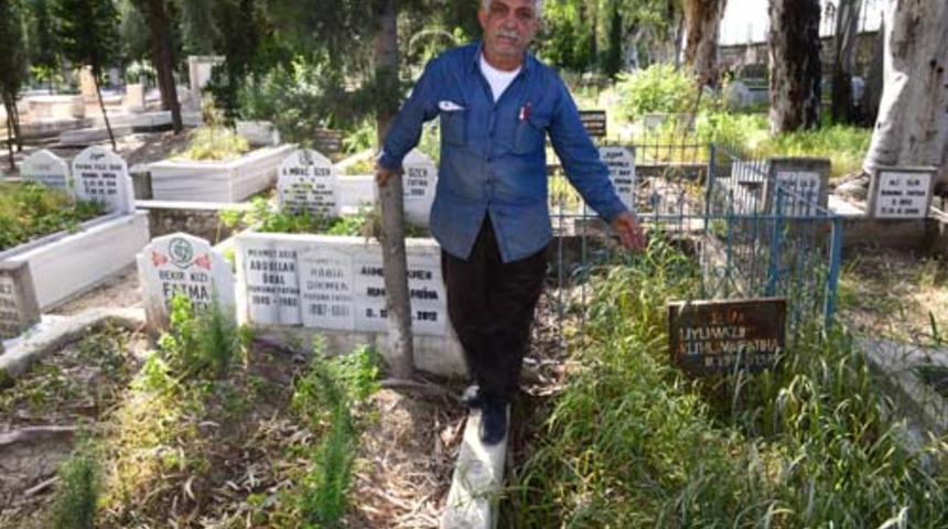 Kız kardeşinin mezarını gördü şoka girdi! 