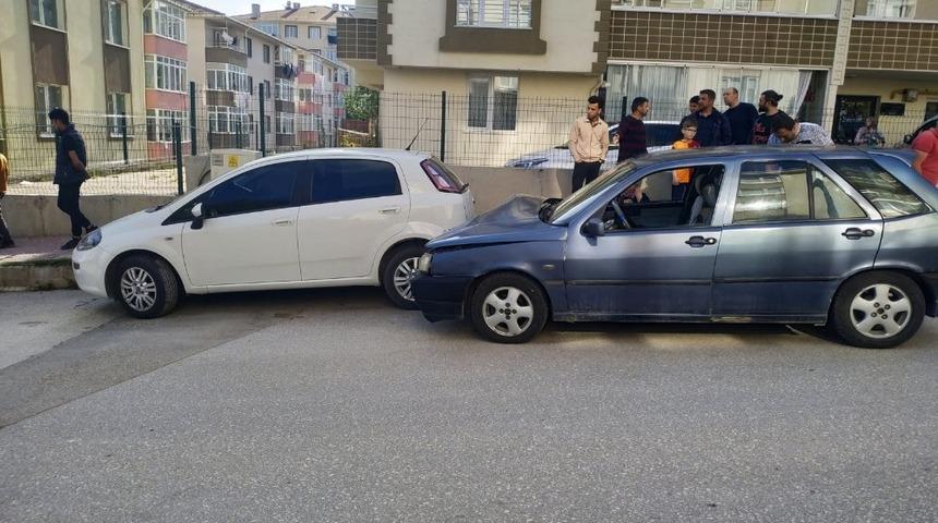 Park halindeki otomobile &ccedil;arptı, 3 yaralı