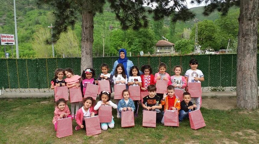 Minik ellerden annelerine s&uuml;rpriz