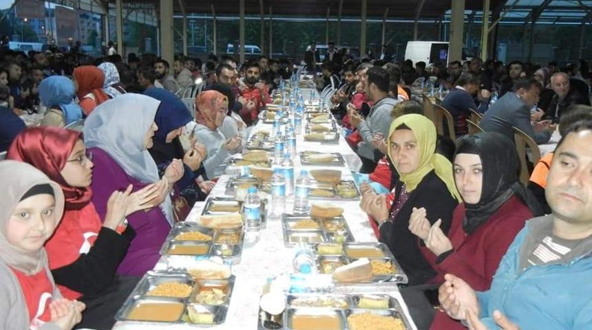 Maden Emeklileri Korosu ve Hilal İlahi Grubu iftar çadırında program yaptı