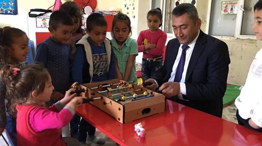 Abüke öğretmenin babasından İlçe Milli Eğitim Müdürüne plaket