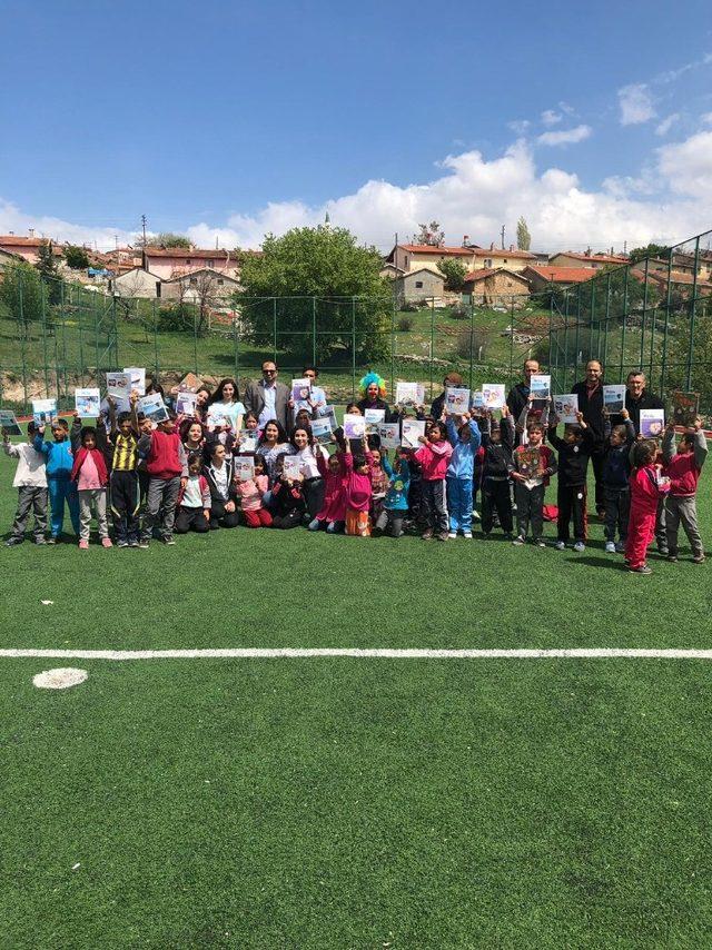 Üniversite öğrencileri köy okulundaki kardeşlerini unutmadı