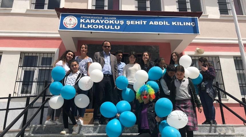 &Uuml;niversite &ouml;ğrencileri k&ouml;y okulundaki kardeşlerini unutmadı