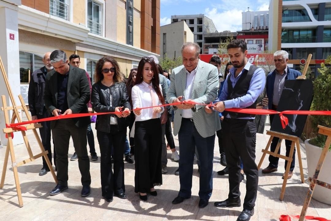 Kandaşoğlu sergi a&ccedil;ılışını ger&ccedil;ekleştirdi