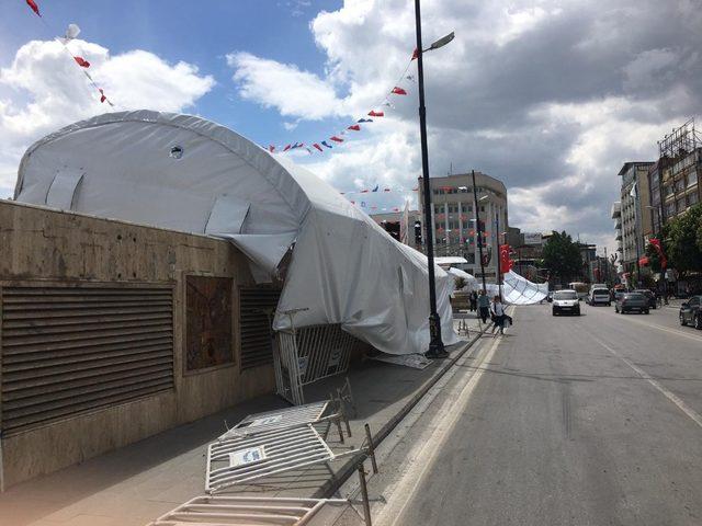 Şiddetli rüzgar, iftar çadırını uçurdu