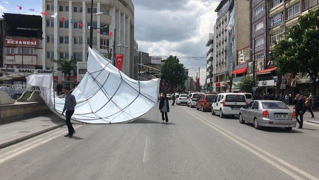 Şiddetli rüzgar, iftar çadırını uçurdu