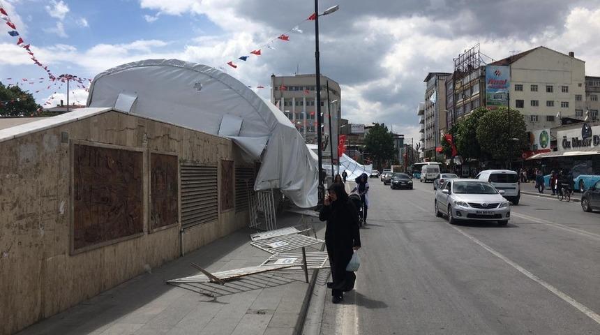 Şiddetli r&uuml;zgar, iftar &ccedil;adırını u&ccedil;urdu