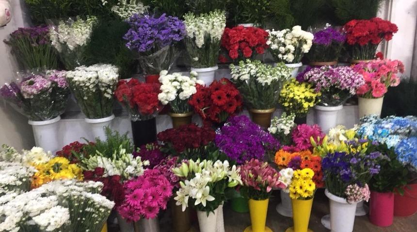 Anneler gününün vazgeçilmezi çiçekler vitrinlerdeki yerini aldı
