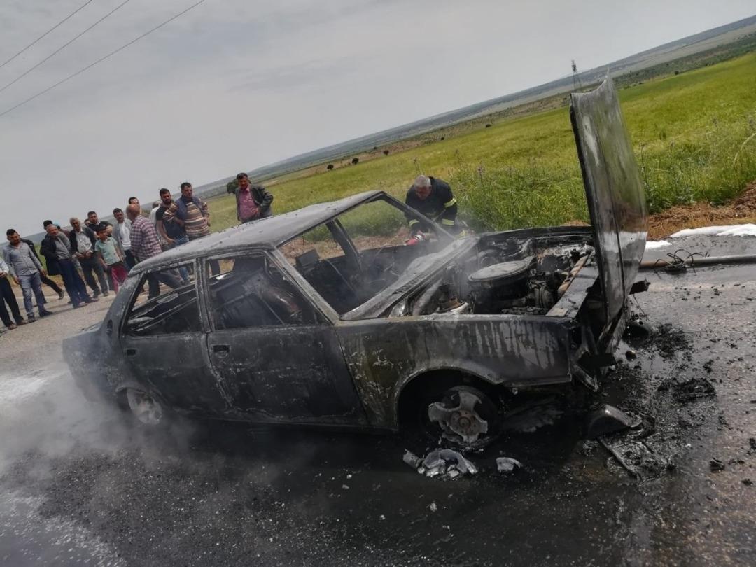 Otomobil seyir halindeyken alev aldı