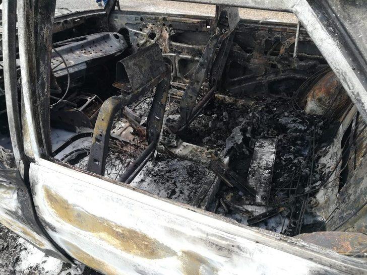 Otomobil seyir halindeyken alev aldı G4