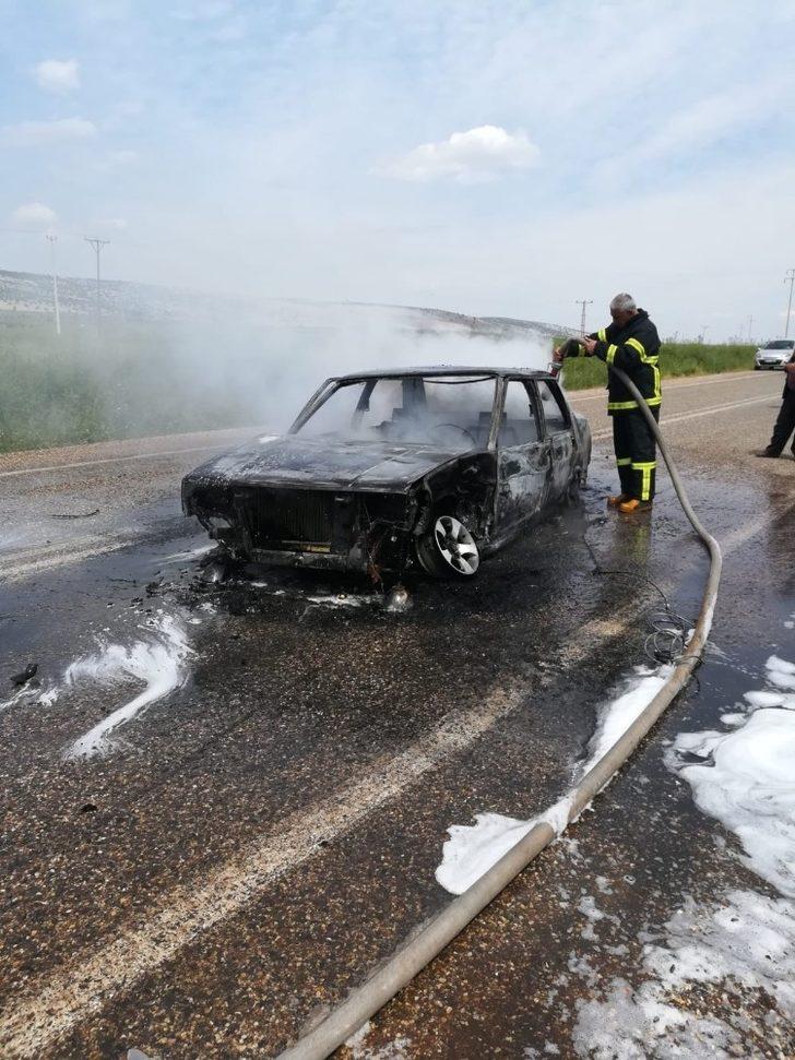 Otomobil seyir halindeyken alev aldı G5