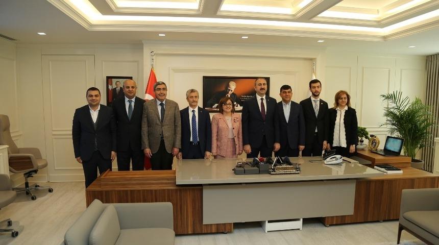 Bakan G&uuml;l&rsquo;den Belediye Başkanlarına ziyaret