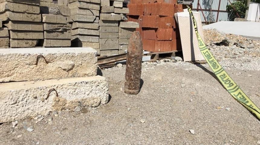 Şehrin g&ouml;beğinde top mermisi bulundu