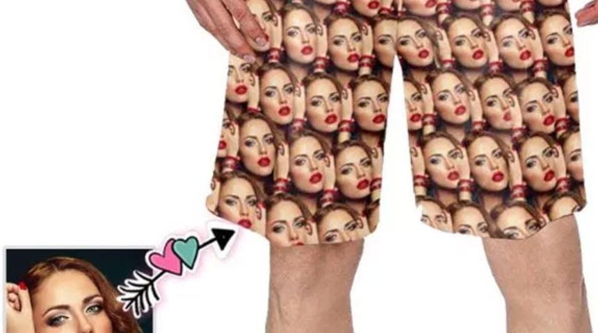 Kimin aklına gelirdi! Erkekler kız arkadaşının fotoğrafını bastırıyor