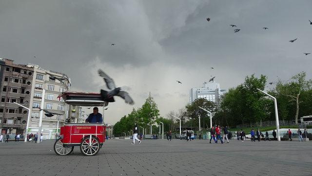 Taksim'e önce kara bulutlar sonra sağanak geldi