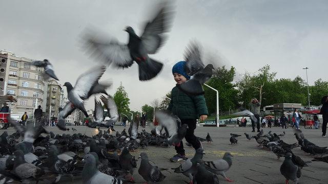 Taksim'e önce kara bulutlar sonra sağanak geldi