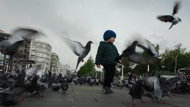 Taksim'e önce kara bulutlar sonra sağanak geldi