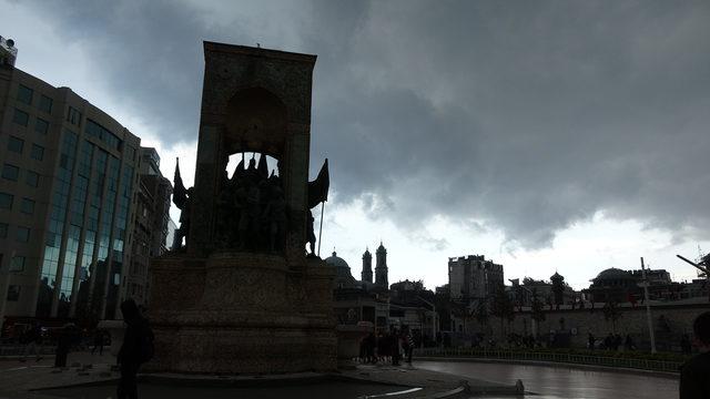 Taksim'e önce kara bulutlar sonra sağanak geldi