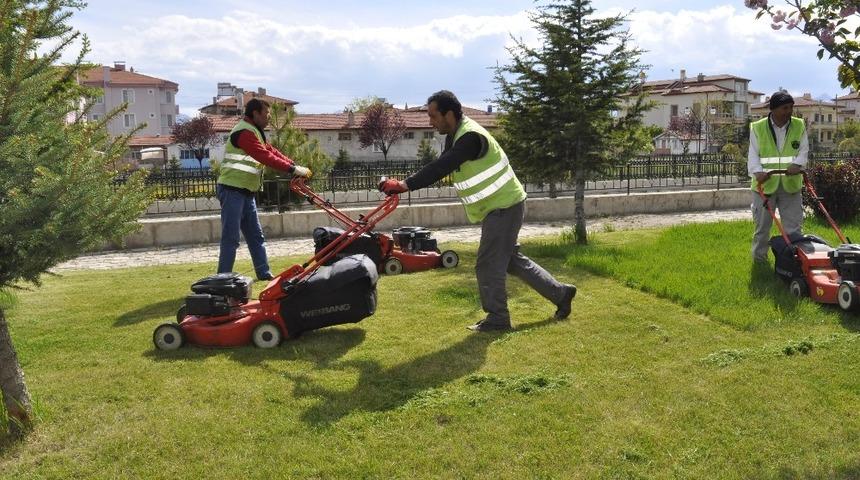 Şuhut Belediyesinde yabani ot ve &ccedil;im bi&ccedil;me &ccedil;alışması