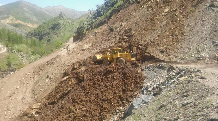 Kayaların d&uuml;şmesi sonucunda kapanan k&ouml;y yolu ulaşıma a&ccedil;ıldı