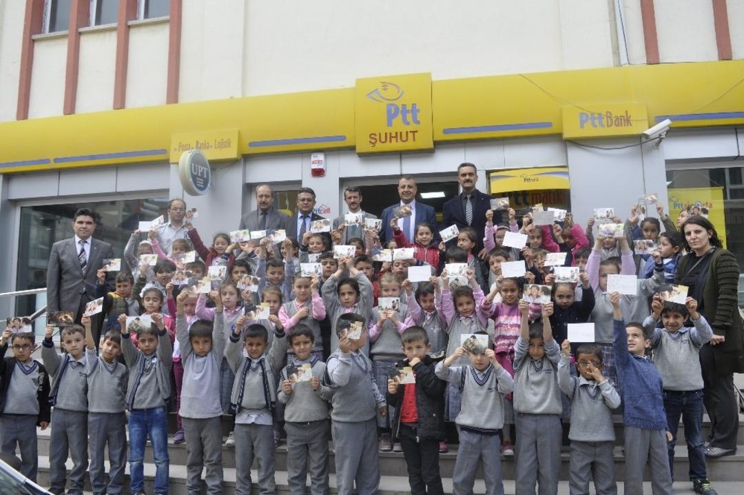 Minik &ouml;ğrenciler ilk kez tebrik kartı g&ouml;nderdi