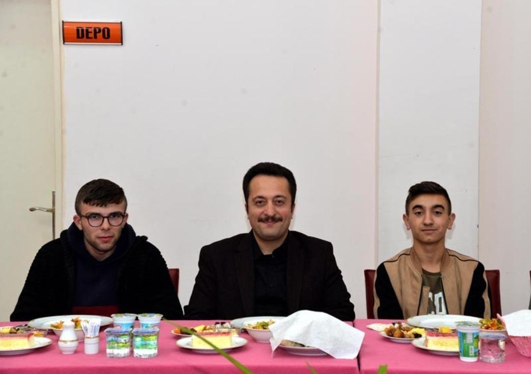 Vali Şent&uuml;rk, Sevgi Evi&rsquo;ndeki &ccedil;ocuklarla iftar a&ccedil;tı