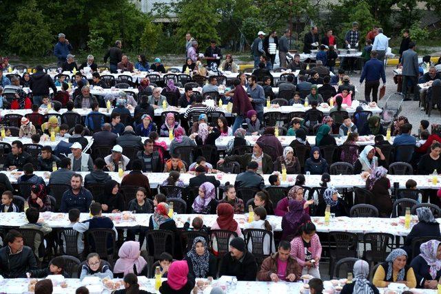 Aksaray Belediyesinin ilk iftarında 2 bin kişi bir araya geldi