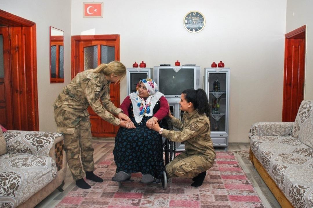 Kadın jandarmalardan Şeker teyzeye anlamlı hediye