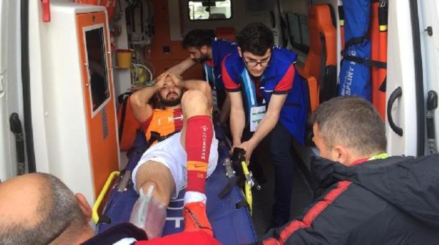 Galatasaraylı Emre Akbaba'nın ayağı kırıldı