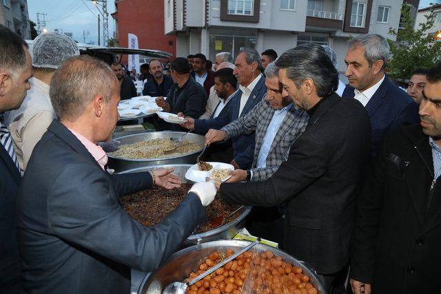 Güder, vatandaşlarla birlikte iftarını açtı