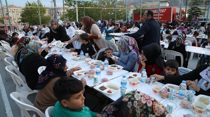 Güder, vatandaşlarla birlikte iftarını açtı