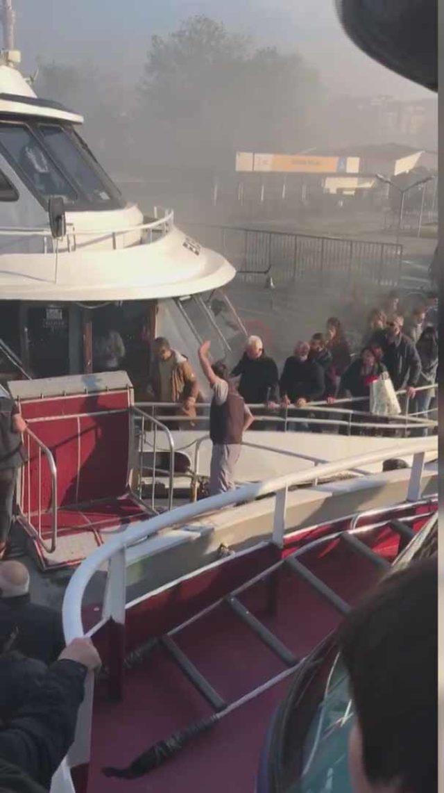 Üsküdar'da yolcu teknesinde yangın (1)