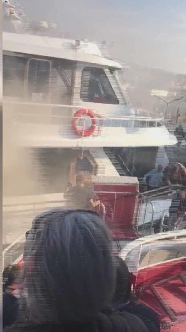 Üsküdar'da yolcu teknesinde yangın (1)