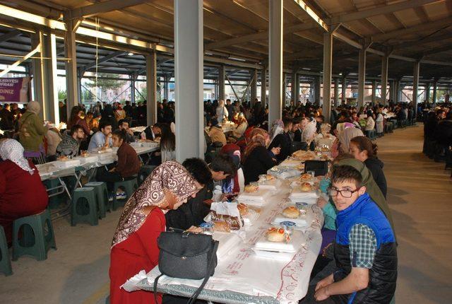 Kapalı pazar yerinde 3 bin kişiye iftar yemeği
