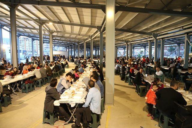 Kapalı pazar yerinde 3 bin kişiye iftar yemeği