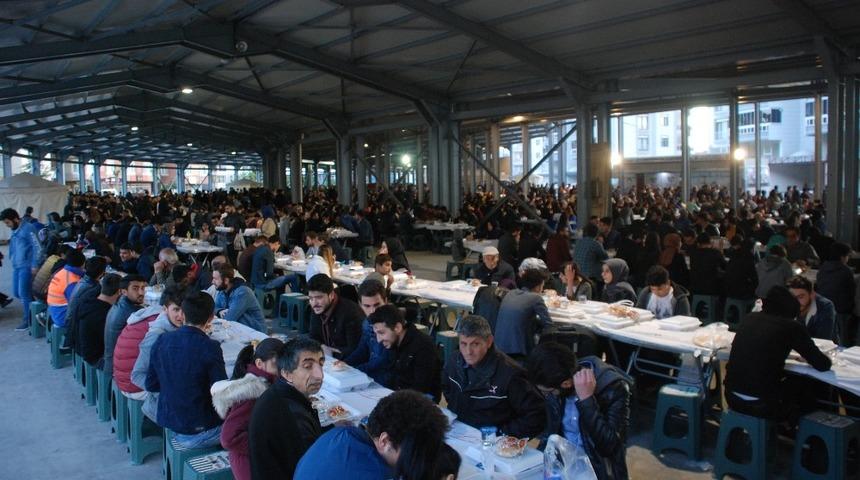 Kapalı pazar yerinde 3 bin kişiye iftar yemeği