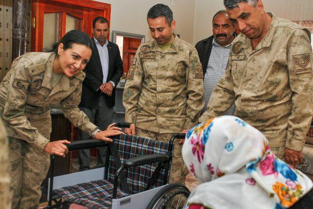 Kadın komutanlar, yaşlı kadına tekerlekli sandalye hediye etti