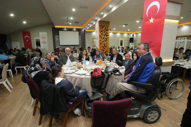 Vali Varol engelli vatandaşlarla iftar sofrasında buluştu