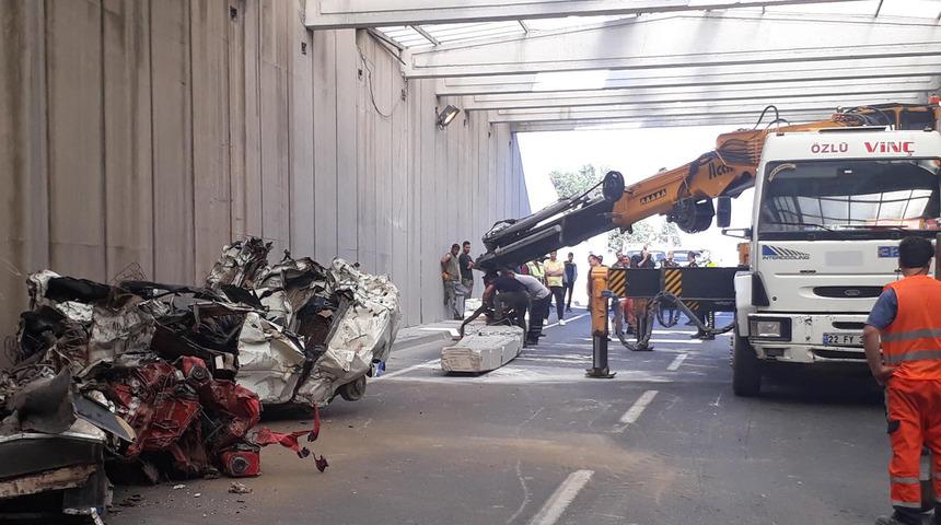 İzmir'de kirişi yıkılan alt geçit trafiğe kapatıldı
