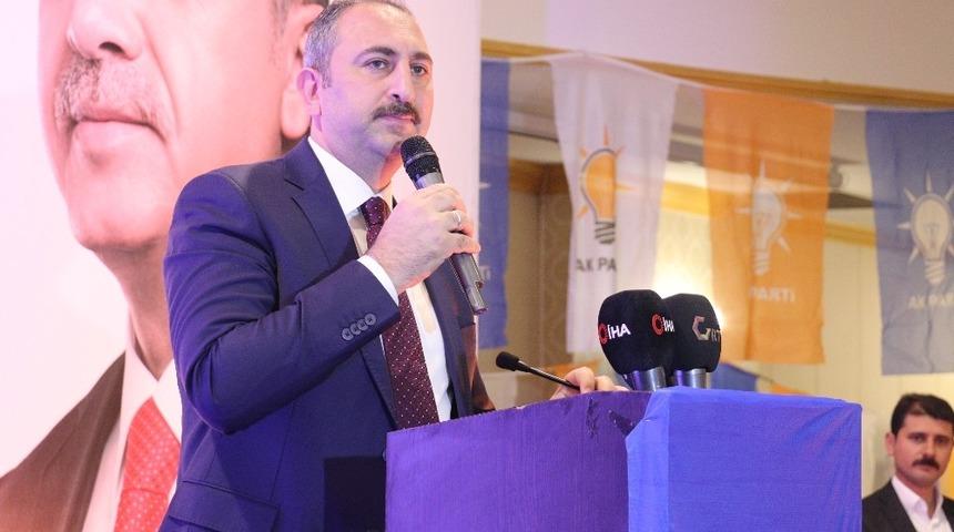 Bakan G&uuml;l, Gaziantep&rsquo;te AK Partililerle iftarda bir araya geldi