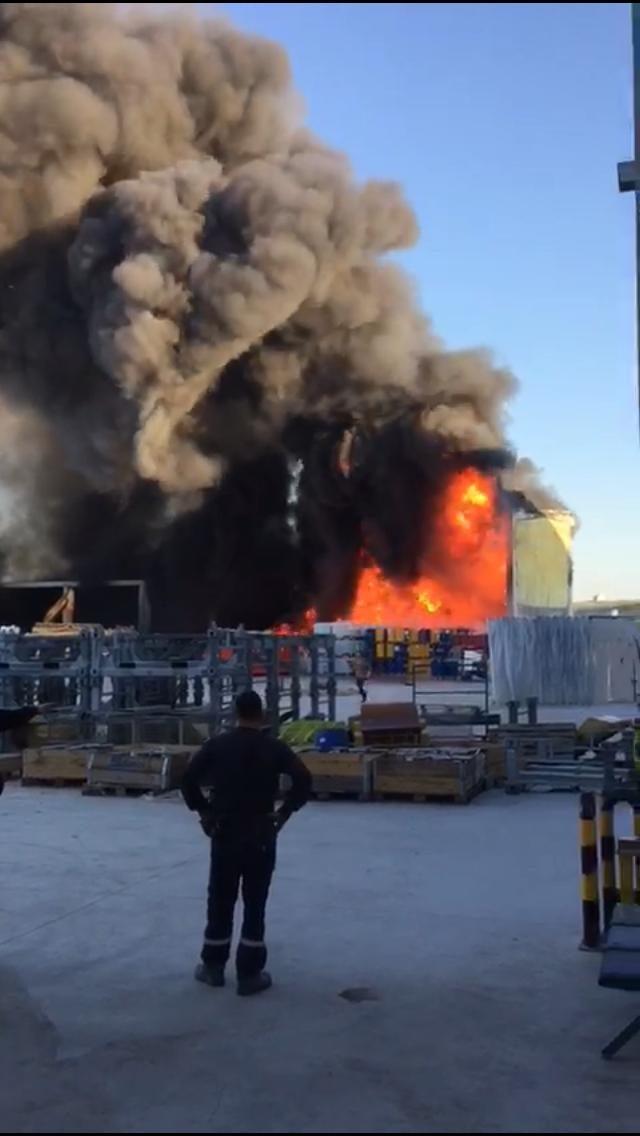 Fabrikanın geri dönüşüm kısmında çıkan yangın korkuttu
