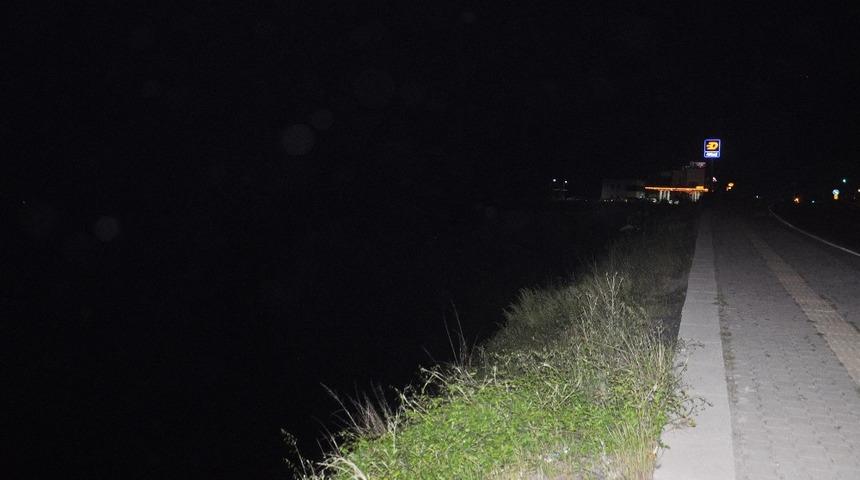 Kayalıklarda otururken dengesini kaybeden kız u&ccedil;uruma d&uuml;şt&uuml;