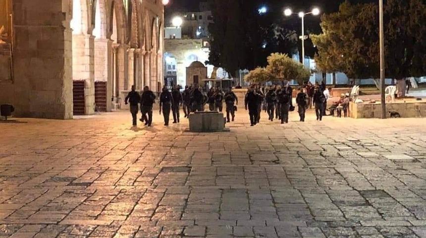 İsrail askerleri namaz kılanları zorla çıkarttı