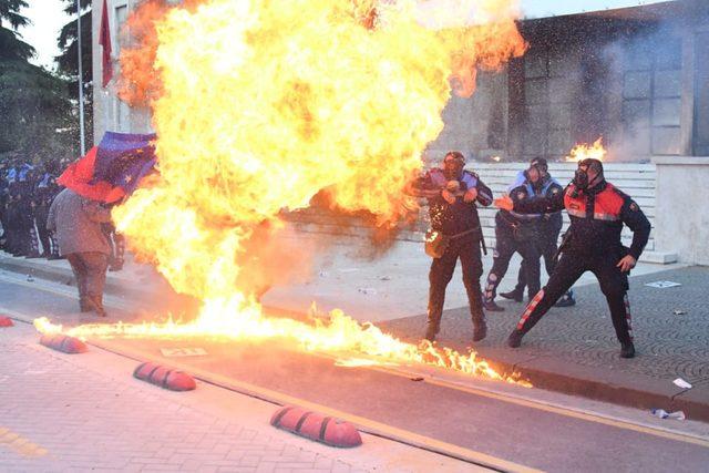 Arnavutluk'ta protestocular başbakanlık binasına molotof ile saldırdı