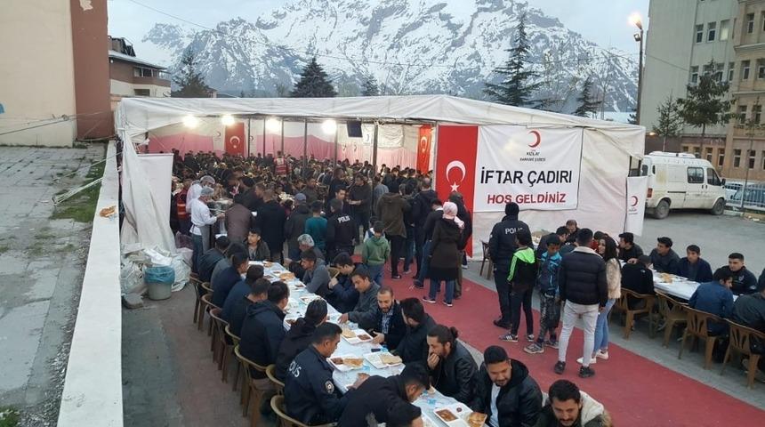 Kızılayın iftar &ccedil;adırına ilgi