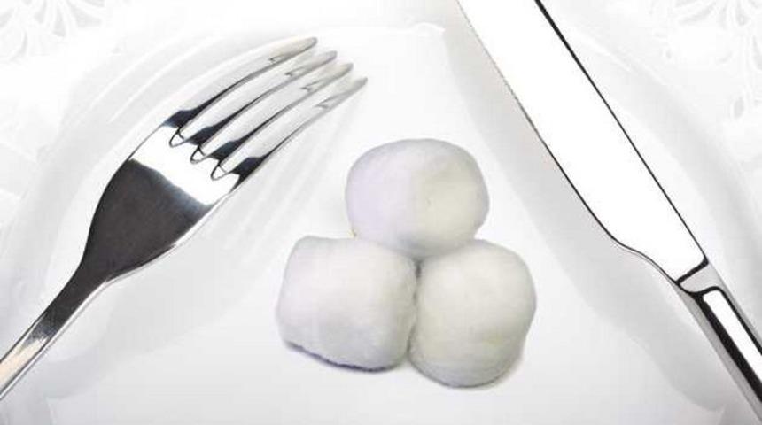 Portakal suyuna batırıp sonra yiyorlar! Uzman diyetisyen pamuk yiyen modelleri ele alıyor