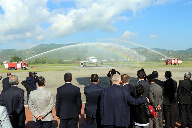 THY nin Zonguldak a inen ilk u&ccedil;ağına, &ccedil;i&ccedil;ekli karşılama 1