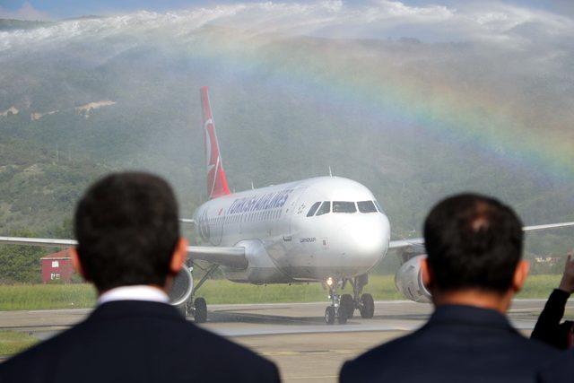 THY nin Zonguldak a inen ilk u&ccedil;ağına, &ccedil;i&ccedil;ekli karşılama 2