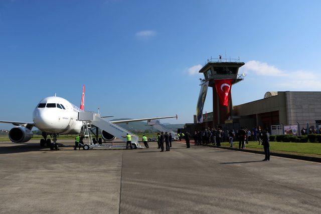 THY nin Zonguldak a inen ilk u&ccedil;ağına, &ccedil;i&ccedil;ekli karşılama 4