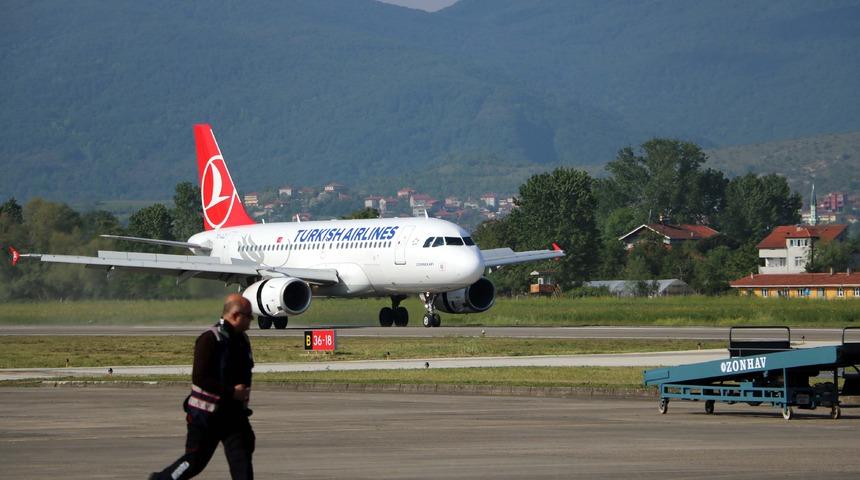 THY'nin Zonguldak'a inen ilk u&ccedil;ağına, &ccedil;i&ccedil;ekli karşılama